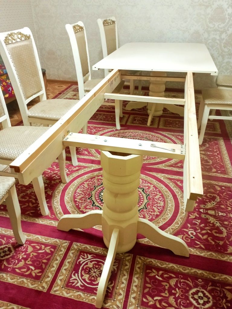 Үстел мен орындықтар