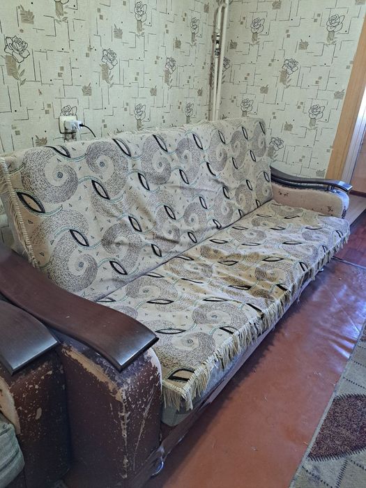 Отдам даром Диван .Требуется  рестоврация .