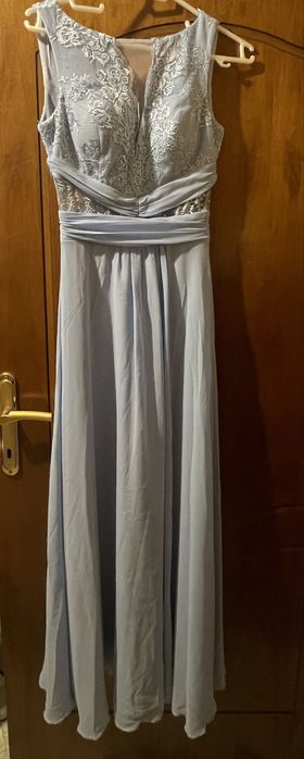 Елегантна дълга рокля в светлосиньо с дантела