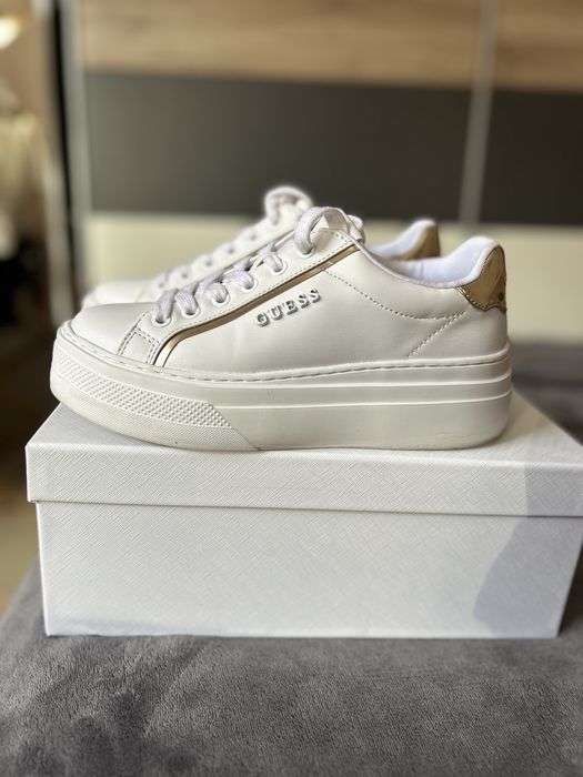 Кецове Guess като чисто нови с два чифта връзки