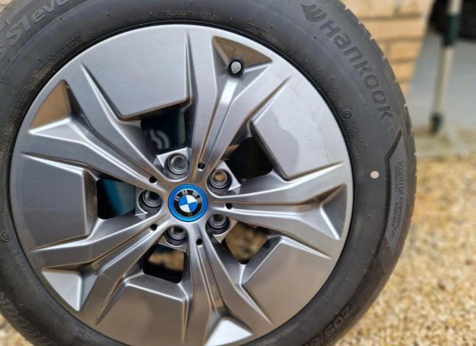 Оригинални лети джанти с чисто нови гуми за BMW IX1 и IX2.