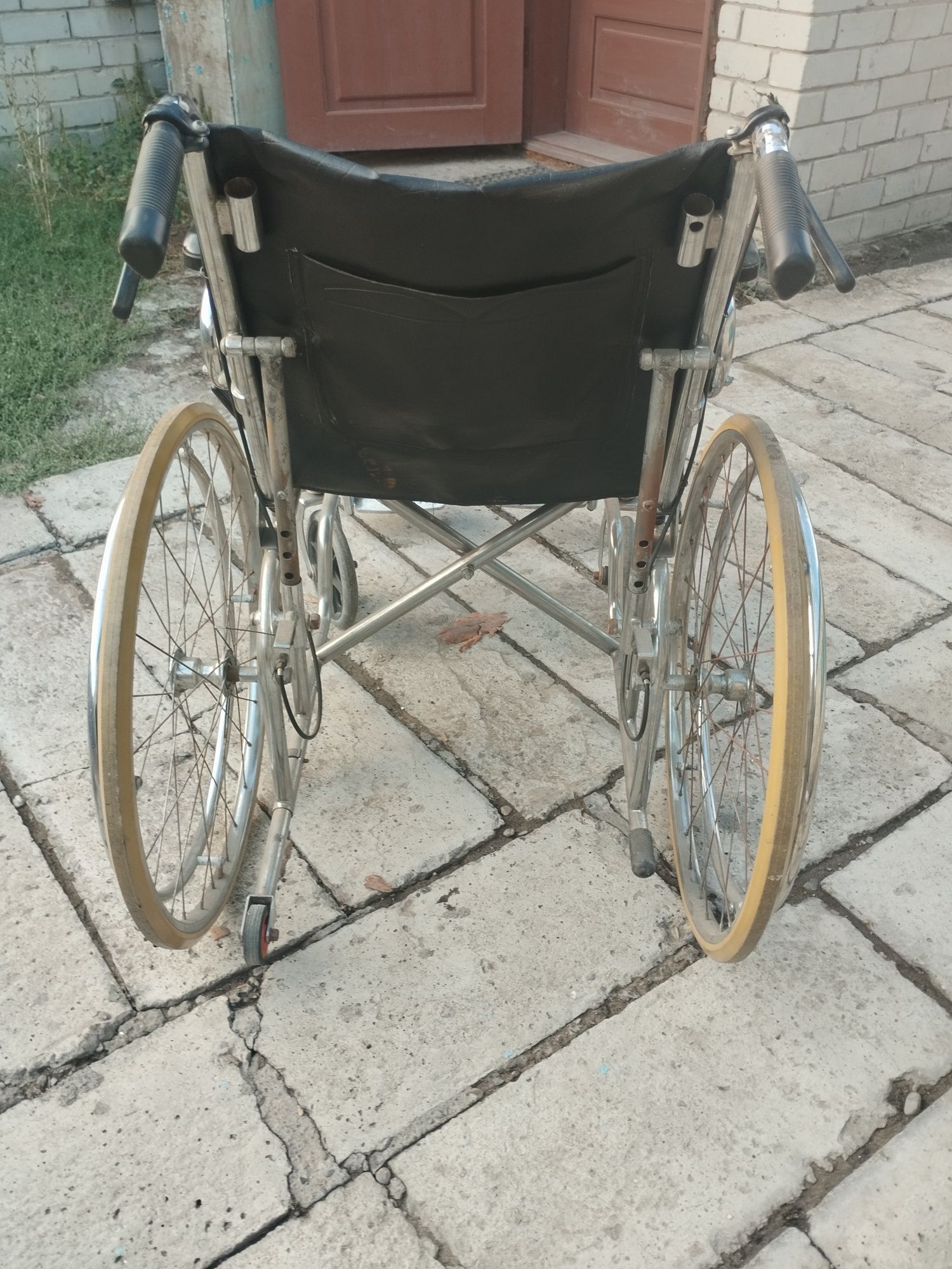 Продам срочно инвалидное кресло