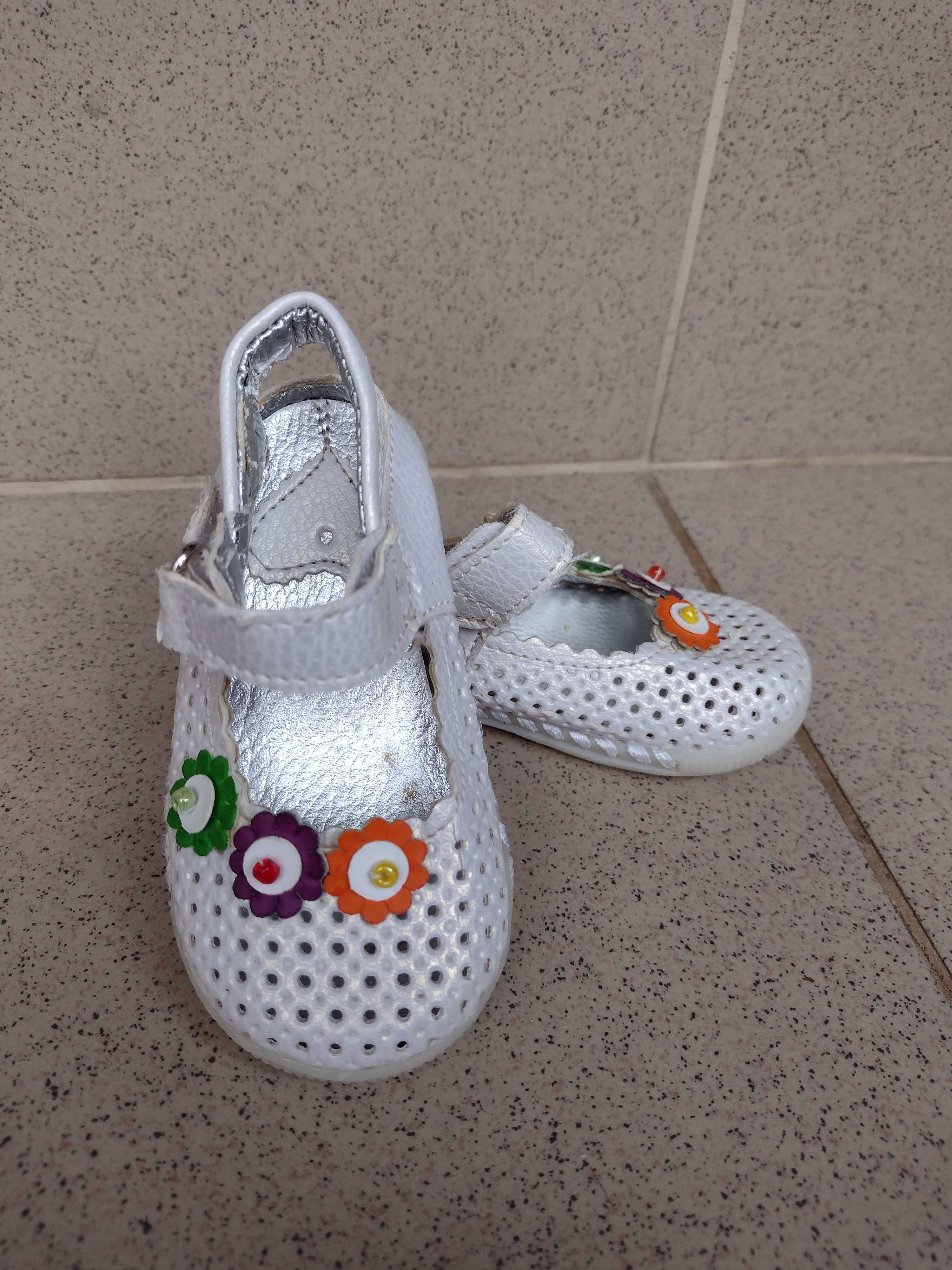 Pantofiori gen sandalute fetite, albe cu 3 floricele, marime 18