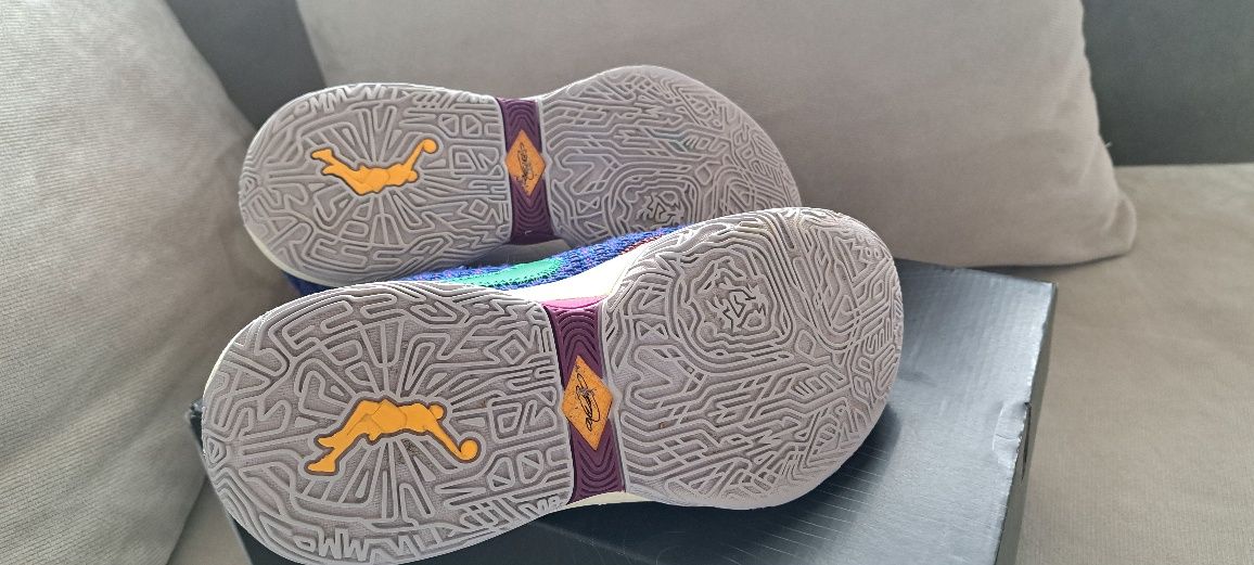 Продавам маратонки Nike Lebron XX jnr