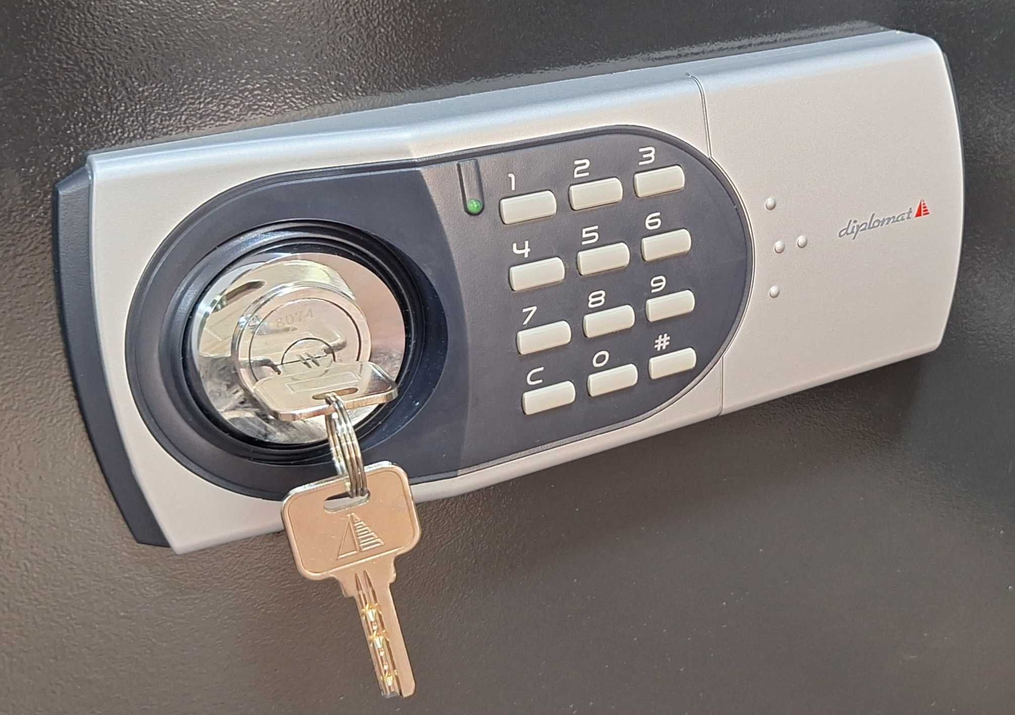 Средне размерные огнестойкие сейфы Diplomat модель 530. Made In Korea
