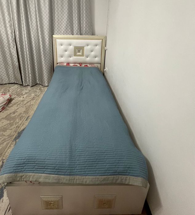 продается две кровать без матраса