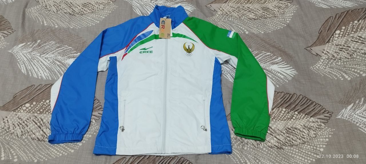 Продаётся красивый спортивный костюм тройка сборной команды Узбекистан