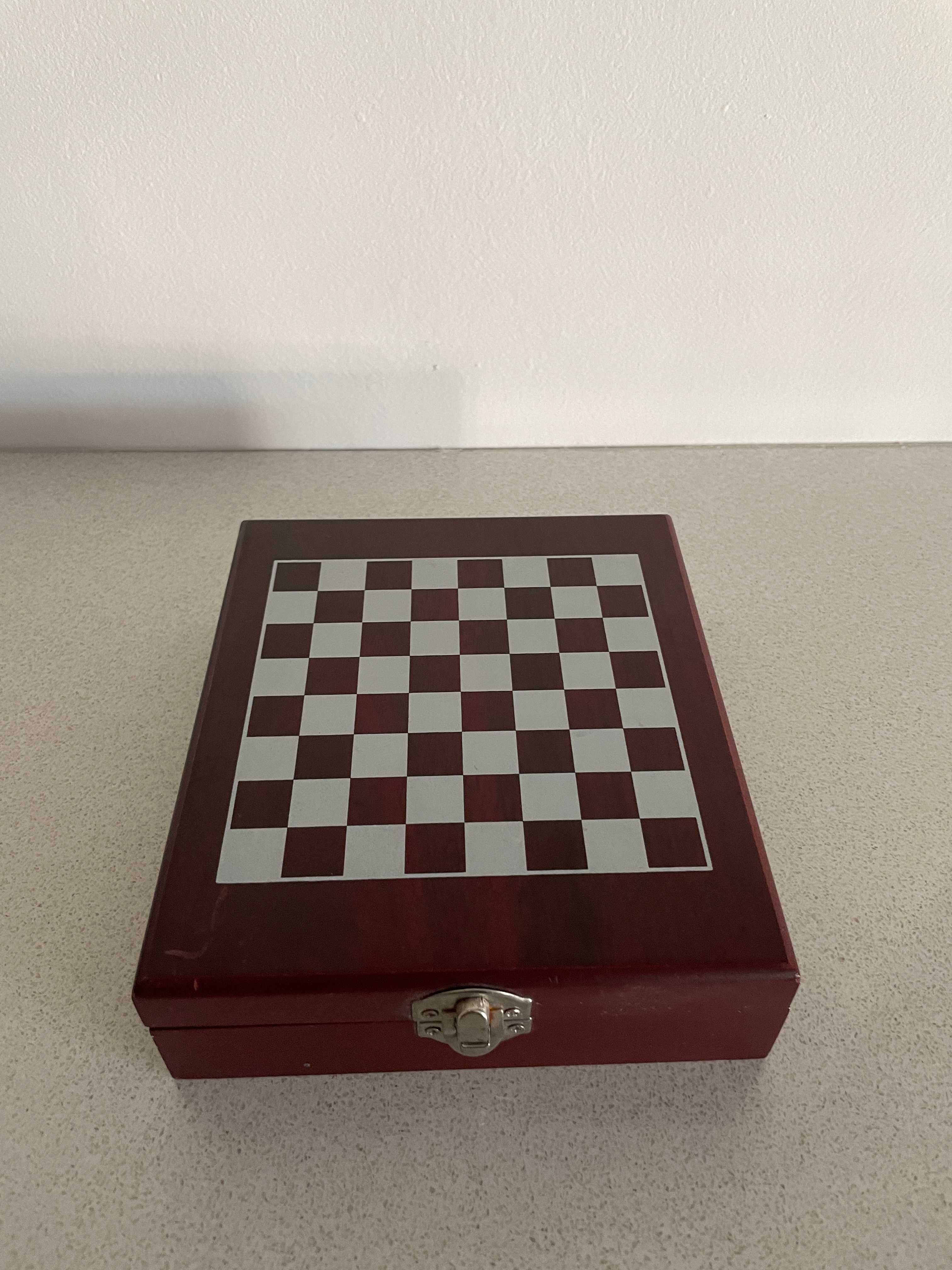 Сет за шах и вино аксесоари в махагонова кутия