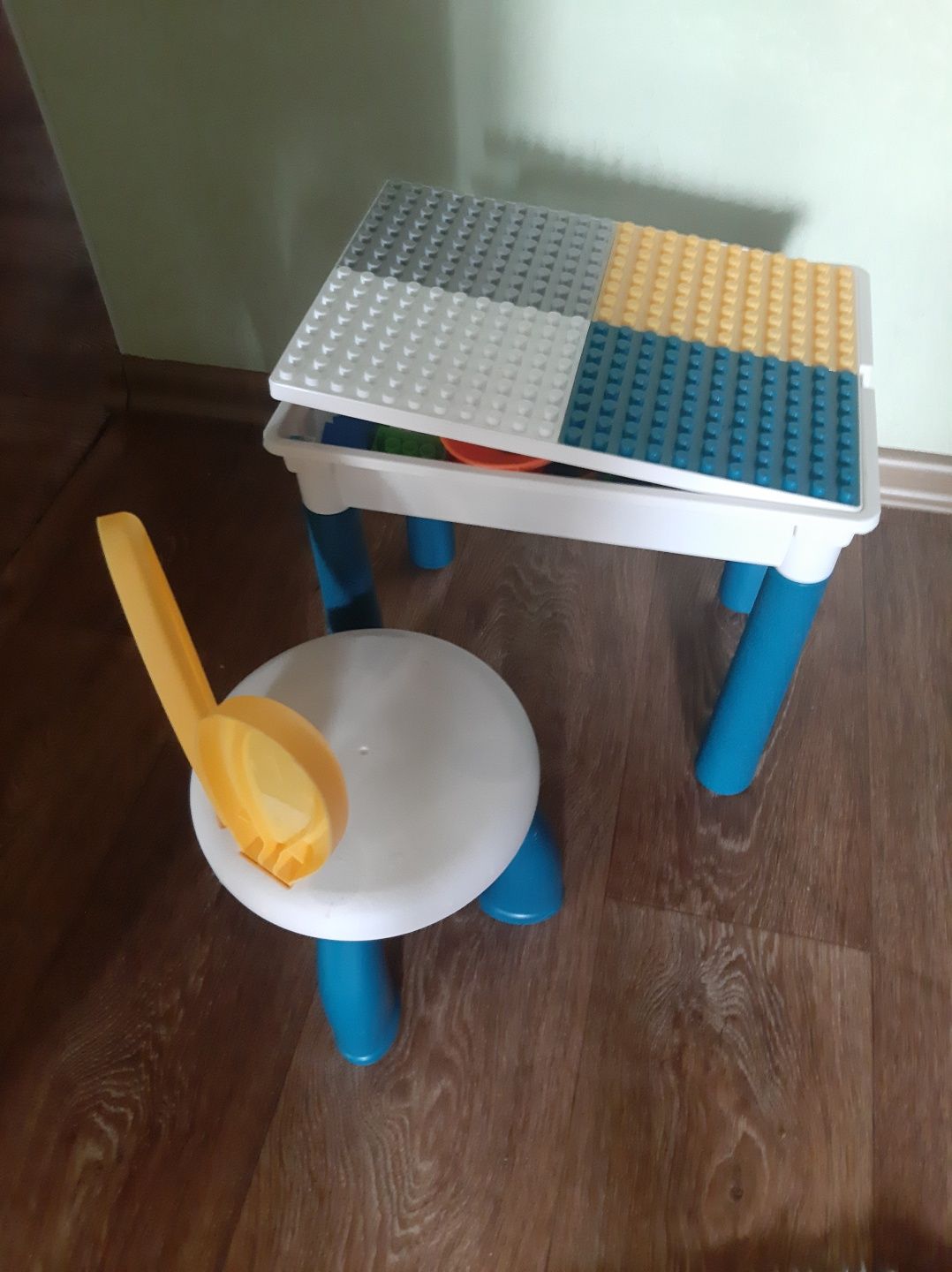 Продам недорого в отличном состоянии детский стол лего два в одном