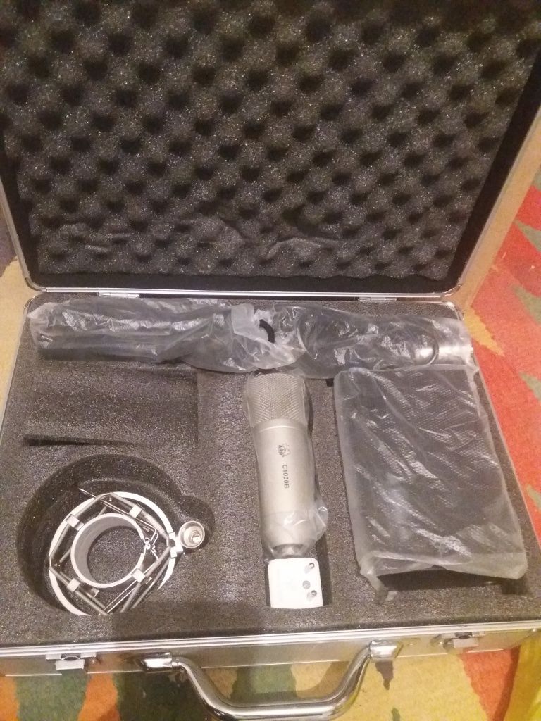 Micrafon sotiladi AKG 1000