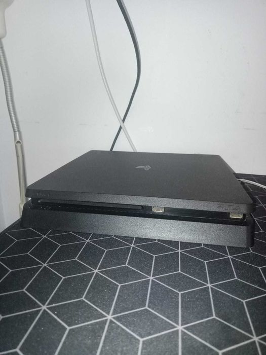 PS4 slim +7 jocuri si un controller