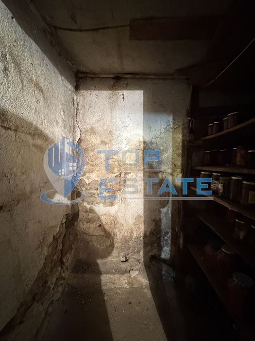 Тухлена къща с голям двор в село Хотница, област Велико Търново