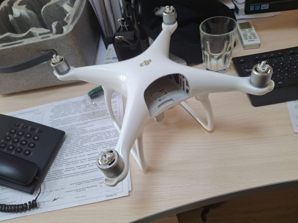 Квадрокоптер Dji Phantom 4 белый