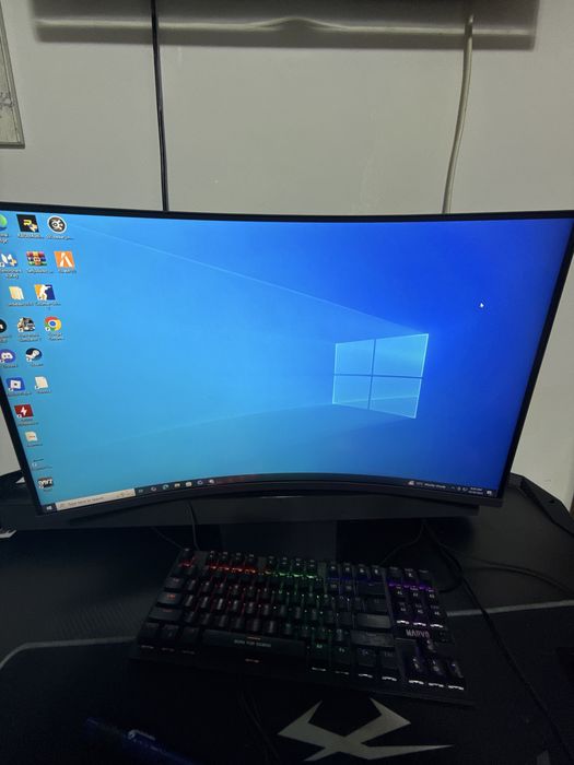 Vand volan logitech g29 si calculator de gaming