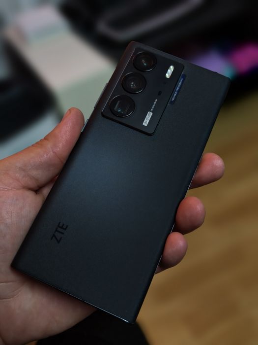 Vând sau Schimb Zte AXON 40 ULTRA