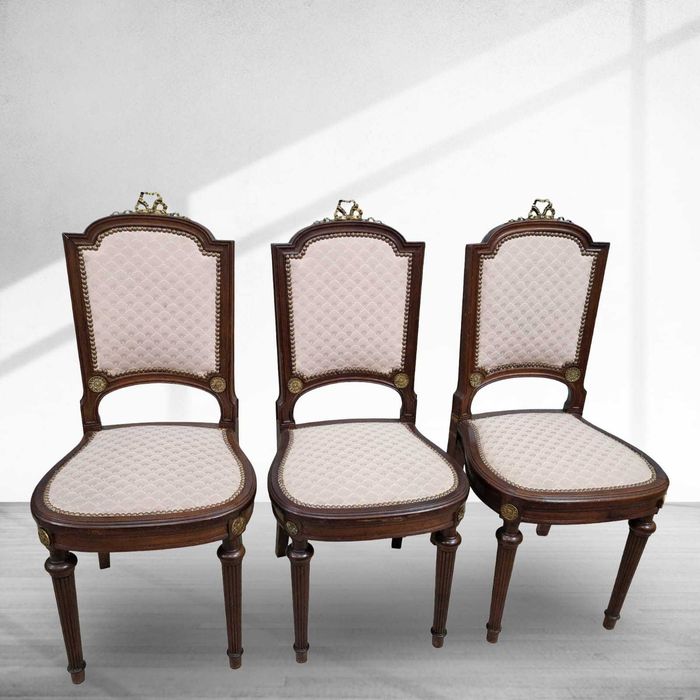 Трапезна дъбова маса с интарзия и фини метални орнаменти