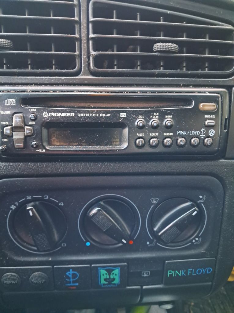 Авто CD Pioneer DEH-415 Pink Floyd