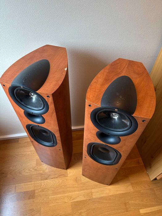 напольные колонки фирмыKEF Q7 / 175W