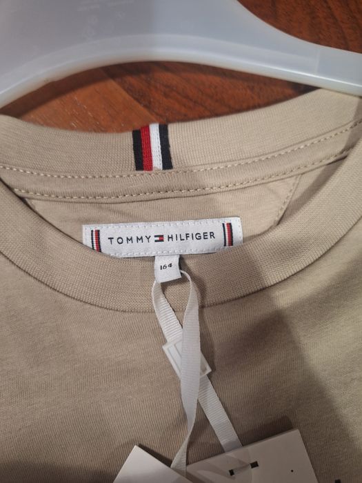 Vând bluza Tommy Hilfiger