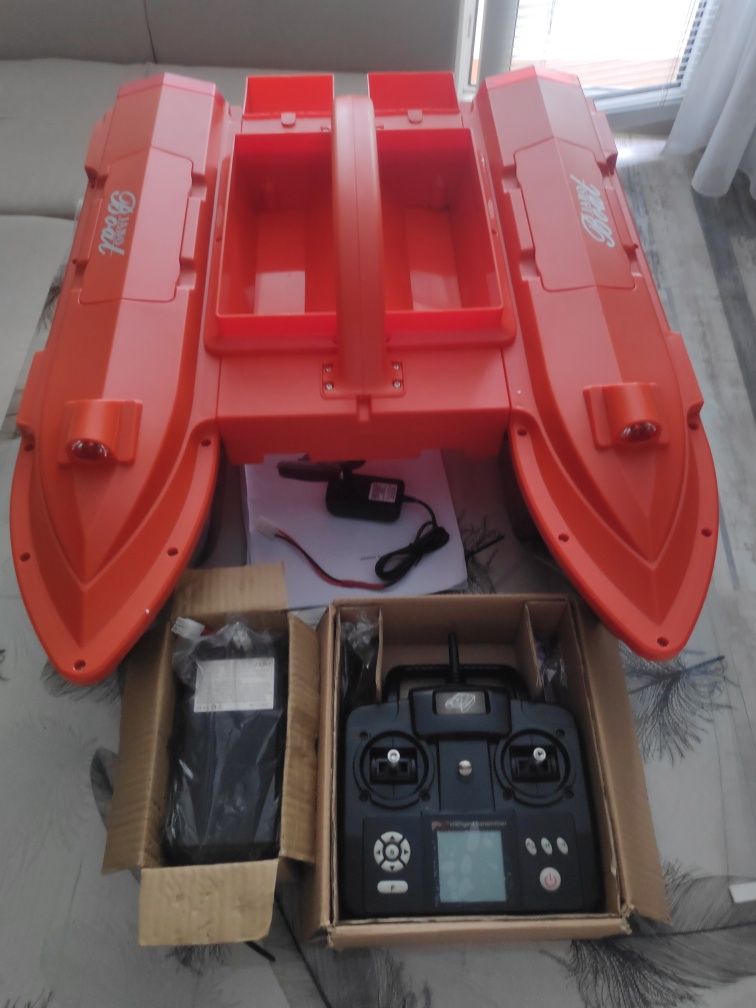 Лодка за захранка JABO 5CG с GPS, Сонар и 2бр. батерии