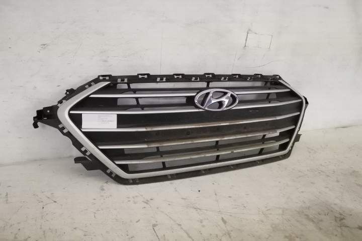 Grila Centrala Originala Cu Ornamente si Emblema In Stare Buna Hyundai