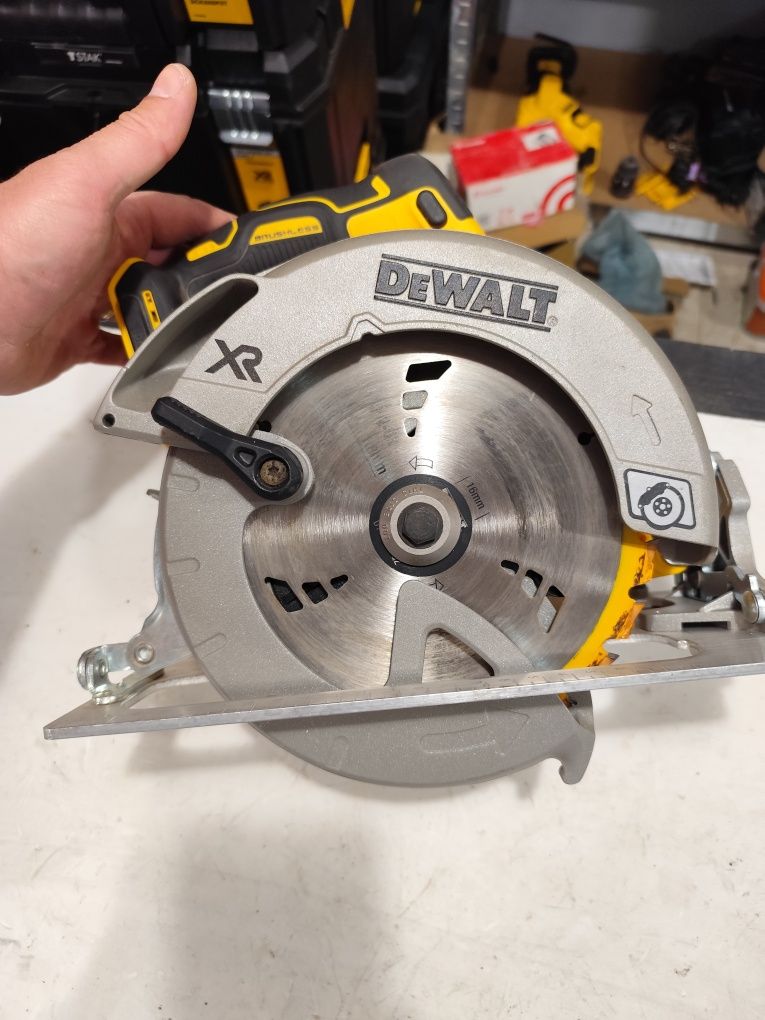 Безчетков акумулаторен ръчен циркуляр Девалт DeWALT DCS 570 184mm