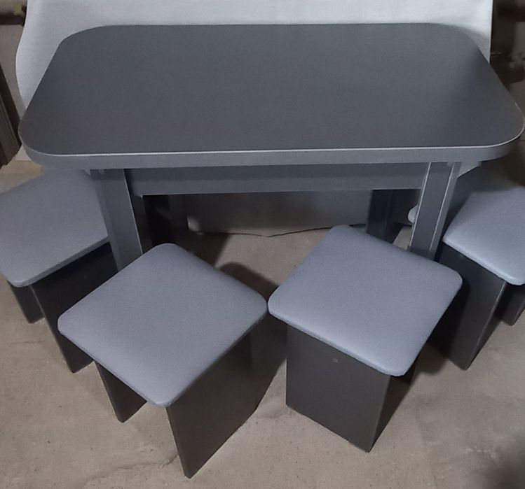 Кухонный стол и 4табуретки.