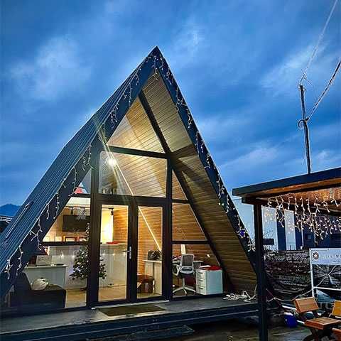 Case moderne pe structura metalica, cabane rustice tip A