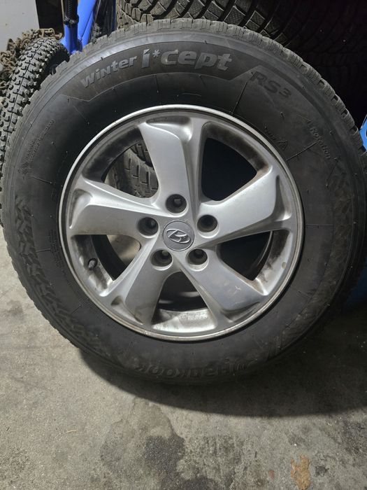 Гуми с джанти  215/70/16 за hyundai i35