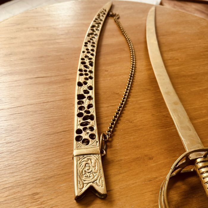 Антикварна декоративна сабя с кания