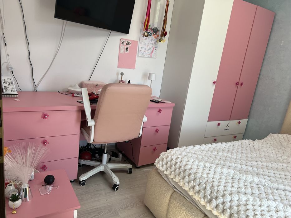 Vand mobila de fete dulap noptiera birou si etajera