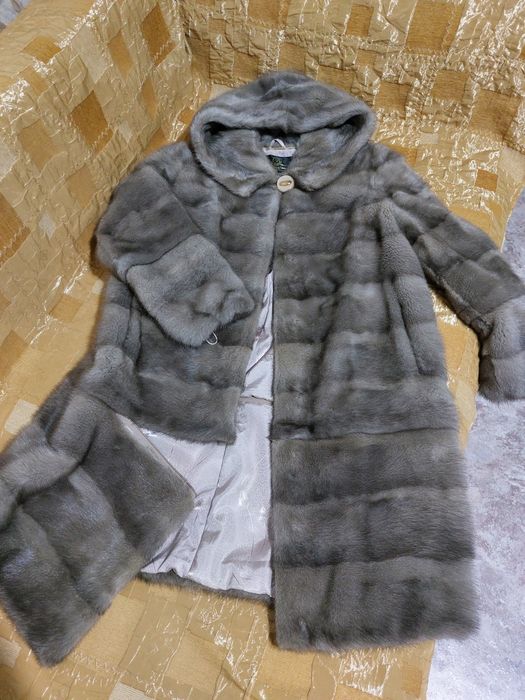 Продам женскую норковую шубу