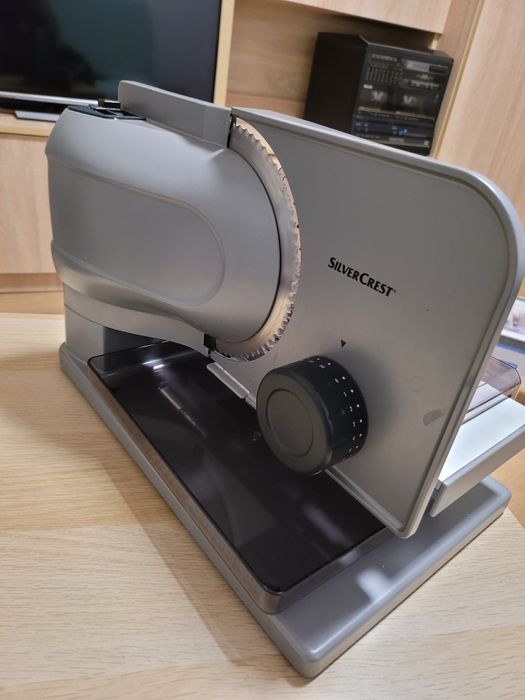 Feliator de pâine și mezeluri.