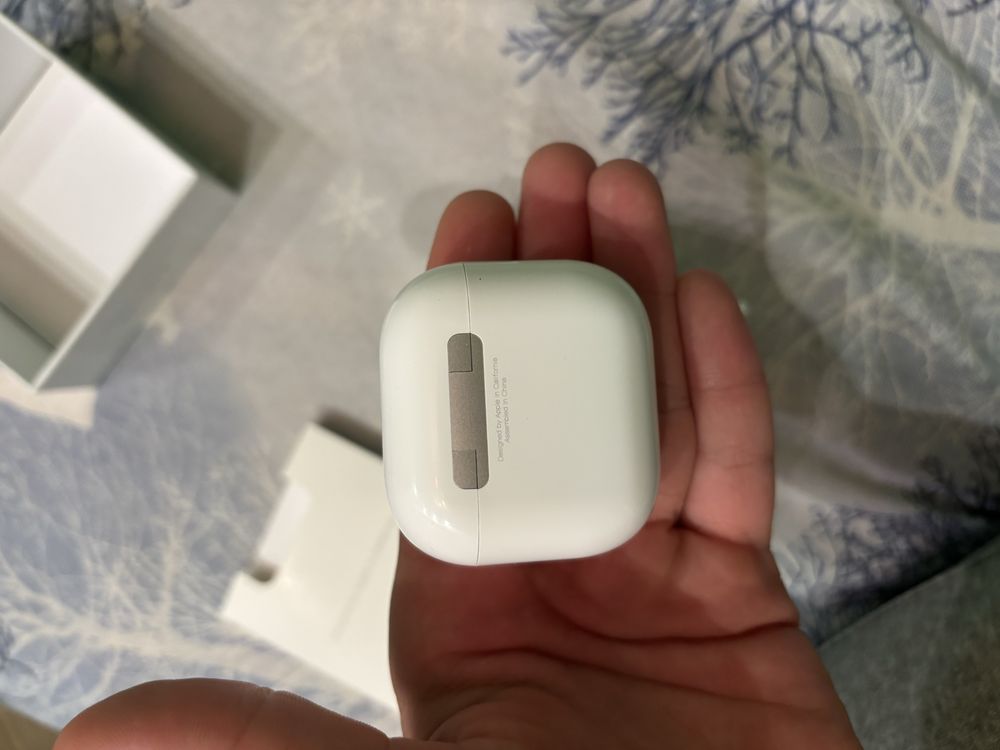 Apple AirPods 4.