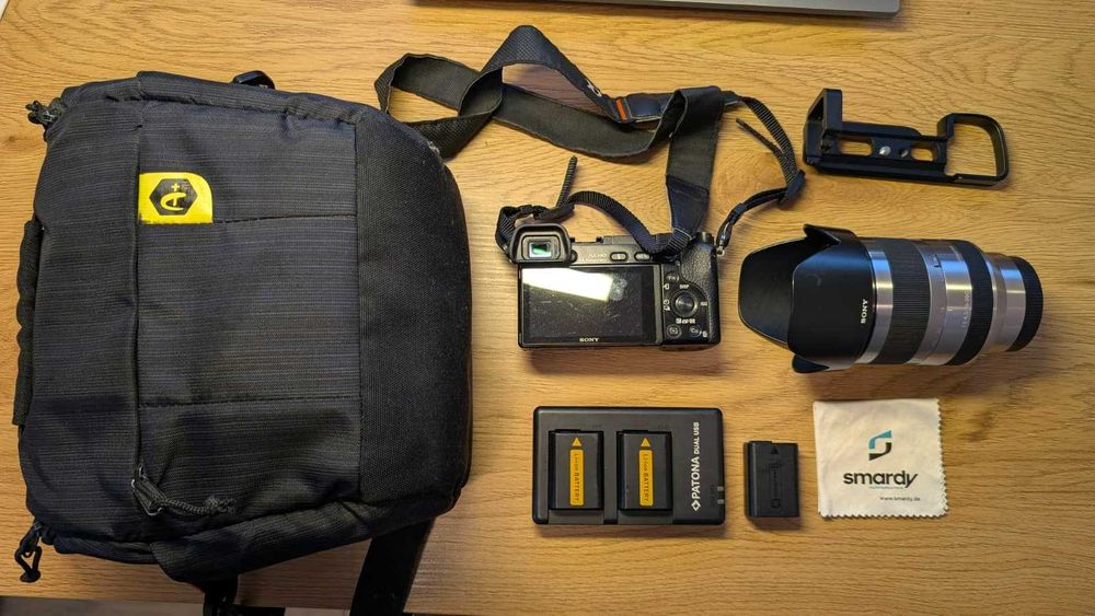 Sony A6000 + Obiectiv Sony 18-200 + acumulatori + geanta