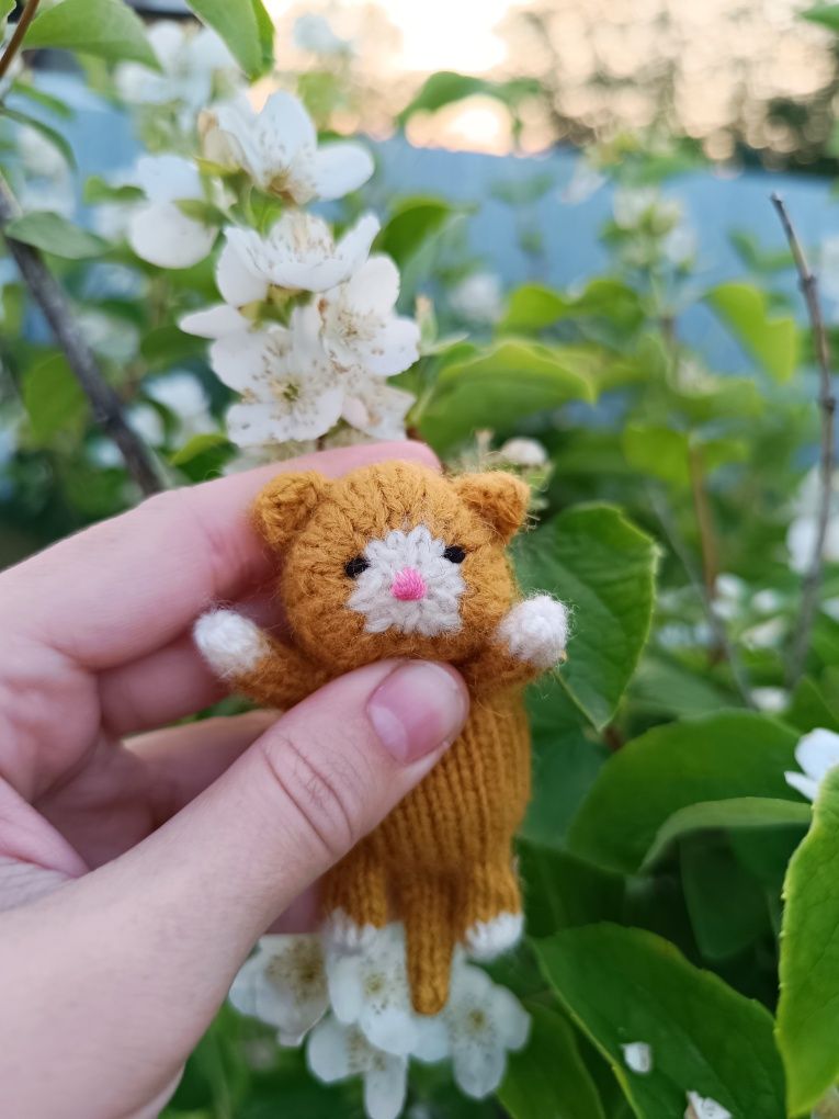 Котенок вязанный спицами