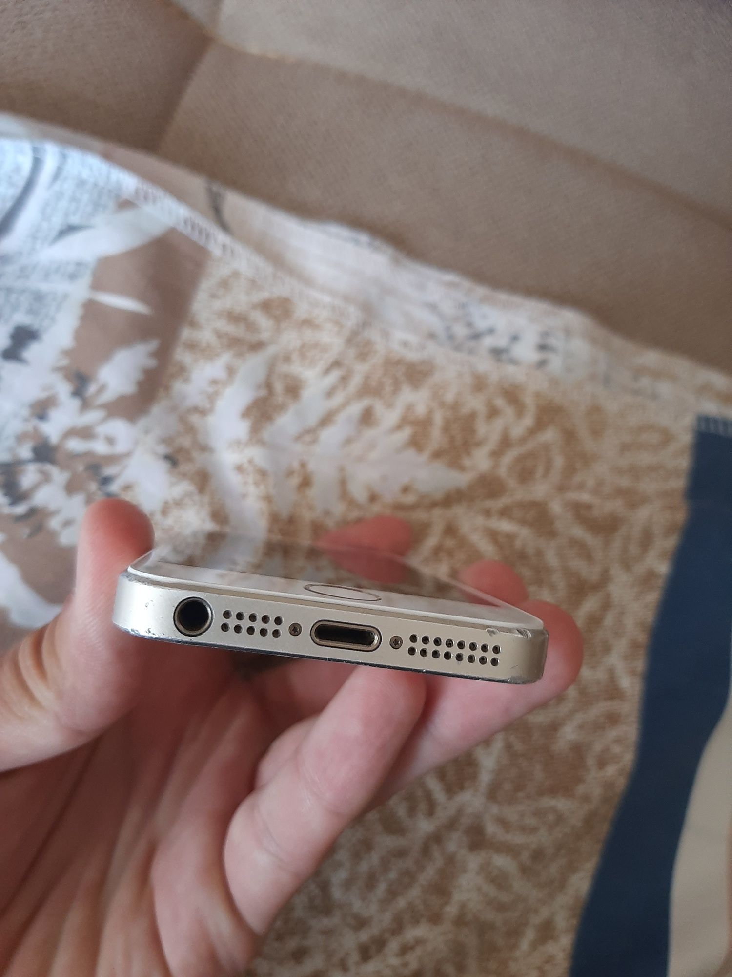 Iphone 5S chaqalari rasmda korsatilgan qolgan savollar telefonda