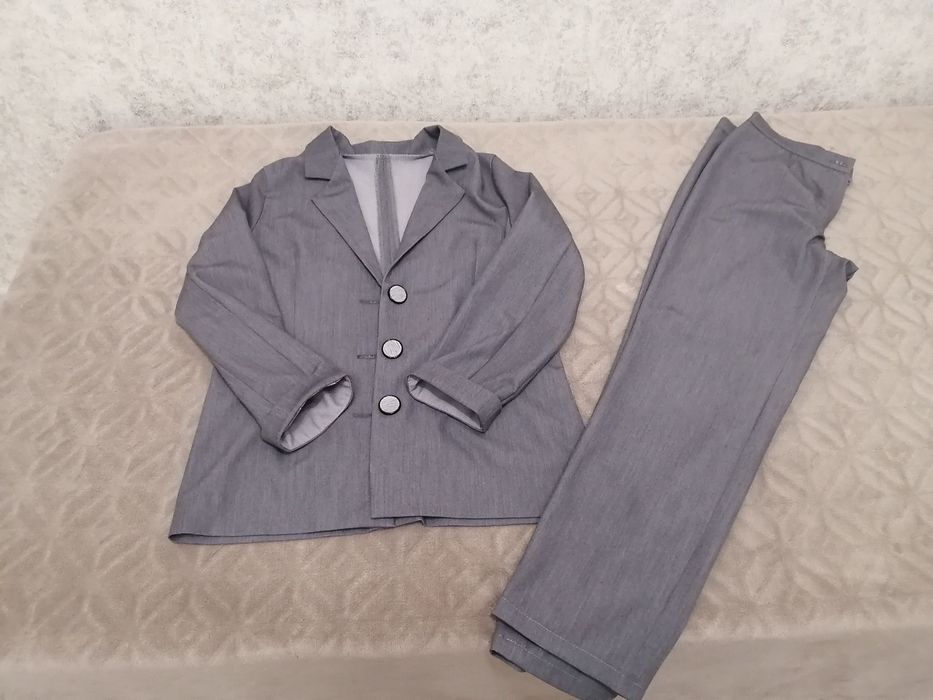 Продам брючный костюм