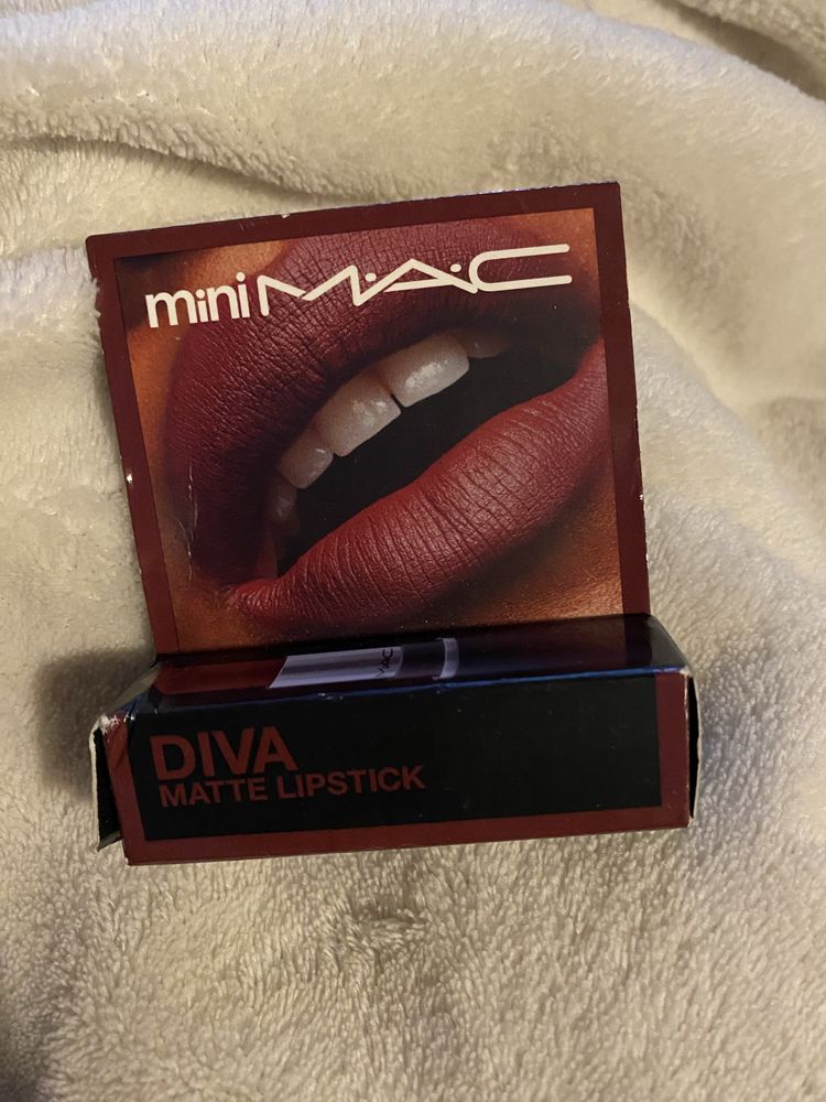 Mini mac diva матово червило в бордо