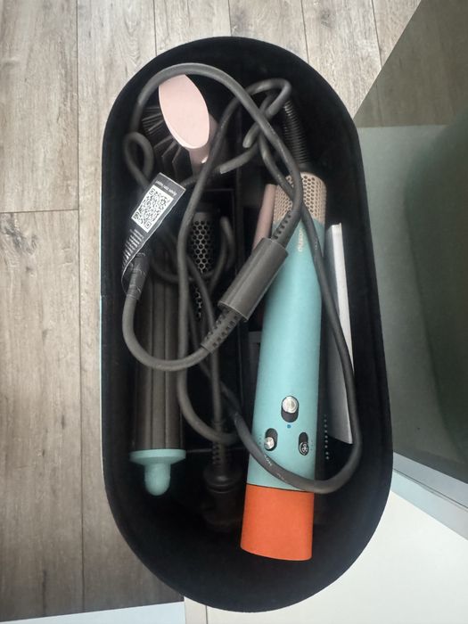 Dyson маша с всички представки