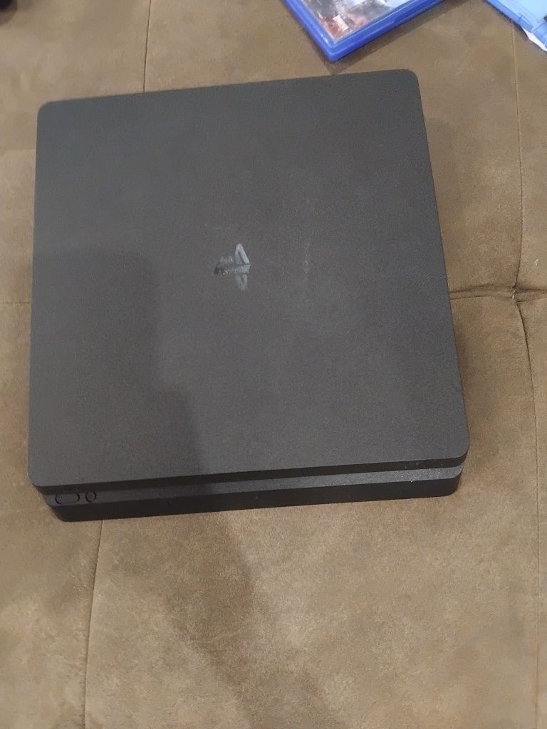 Playstation4 slim с един джоистик и със 4 игри