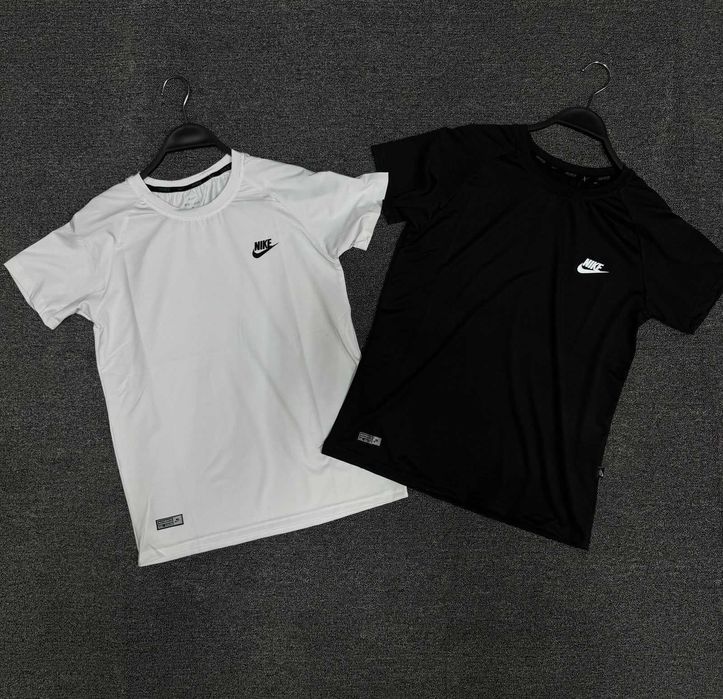 Мужские спортивный футболка черные Nike черные рашгард