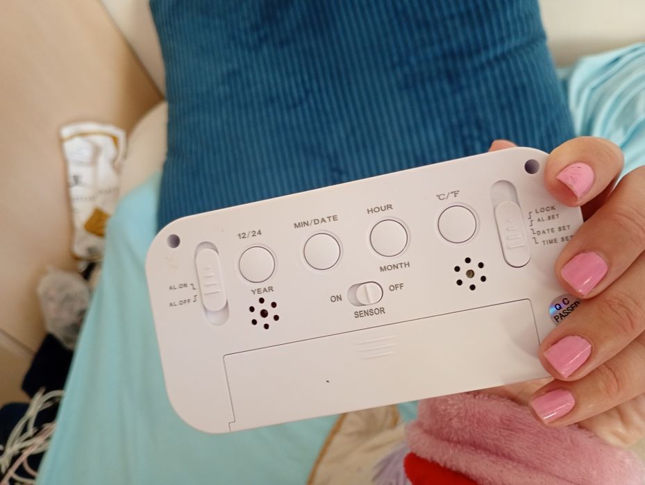 2 модела Светещи  електронни часовници показва градуси,месец ,дата и а