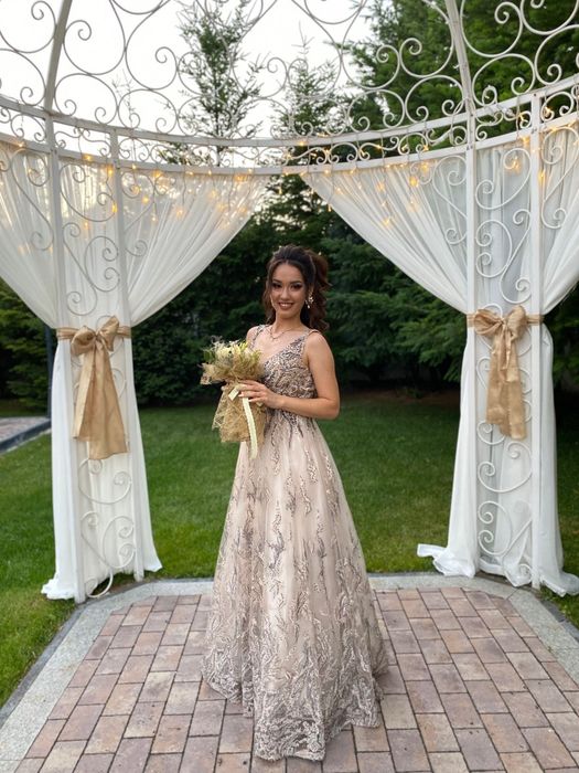 Официална рокля, подходяща за предстоящите абитуриентски балове