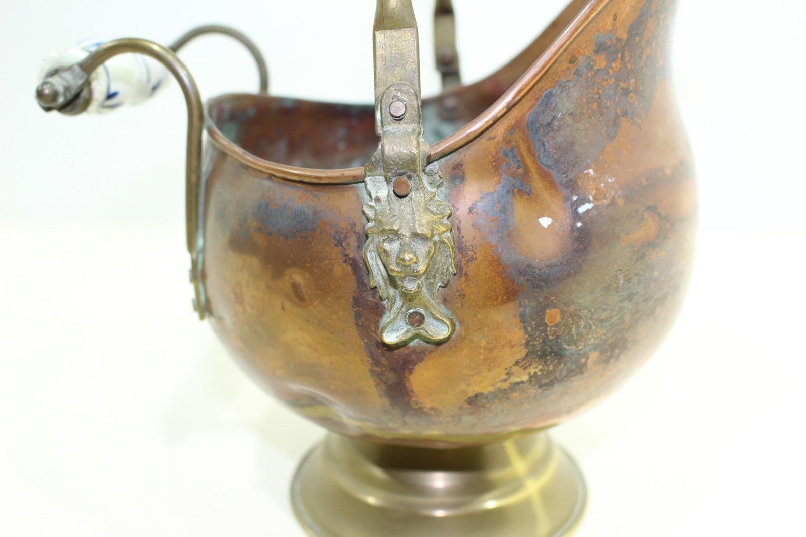 Антикварен меден с бронзови елементи и порцеланова дръжка френски съд