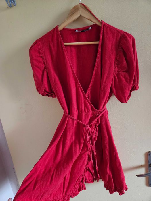 Приятна червена рокличка Зара