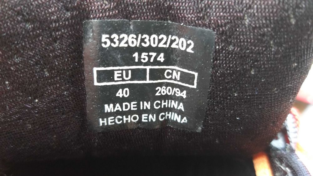 Продавам цветни маратонки