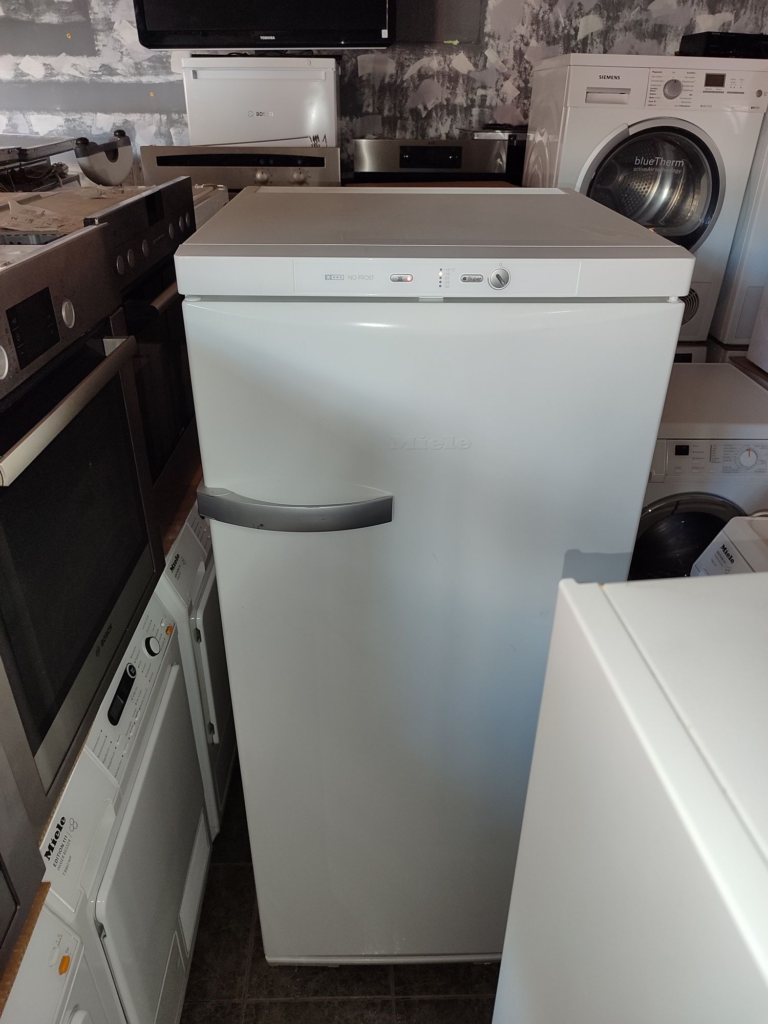 Фризер Miele FN 4452 S - NoFrost 200 литра