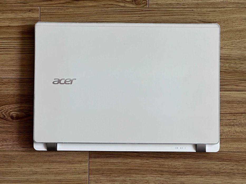 13.3 Acer V3`Core i5-6200U/256GB SSD/6GB RAM/HDMI/USB C