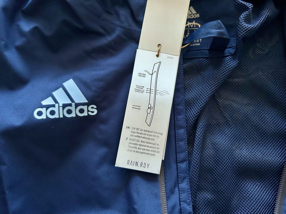 Яке Adidas x Spain ветроустойчиво и водоустойчиво
